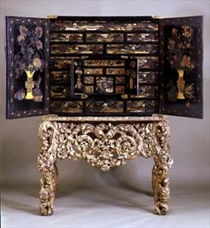 Gabinete sobre soporte dorado, abierto, c.1680